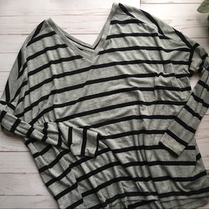 {Express} Gray / Black Flowy V-Neck Top Size XS